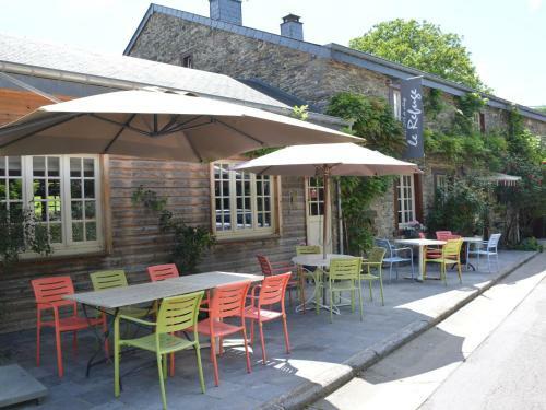 Authentic Holiday Home Located In Bievre With Jacuzzi
