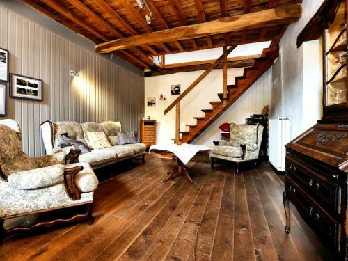 Vintage Holiday Home With Barbecue In Rendeux