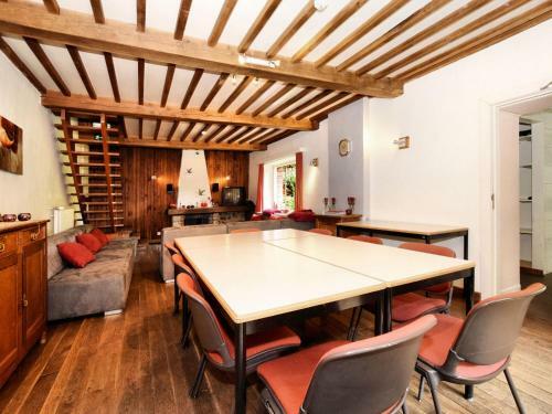 Vintage Holiday Home With Barbecue In Rendeux