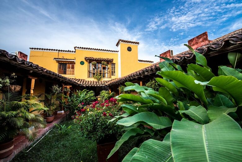 Hotel La Casa Amarilla