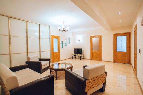 Three Bedroom Apartment Str. Lev Tolstoi 24/1