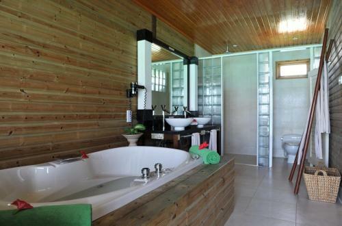 Hotel Komandoo Island Resort & Spa