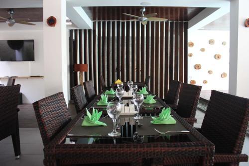 Hostal Beachwood Hotel And Spa At Maafushi