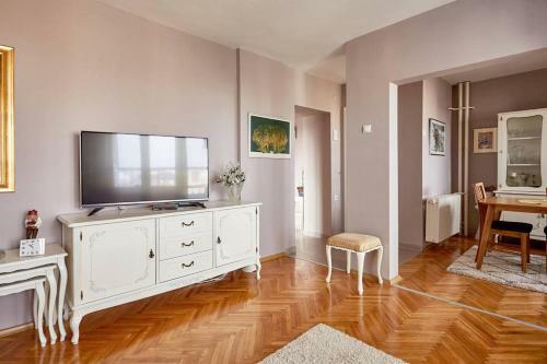 Spacious Modern Apartment In Peaceful Neighborhood