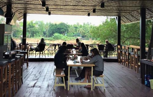 Chill Riverside Hostel & Cafe