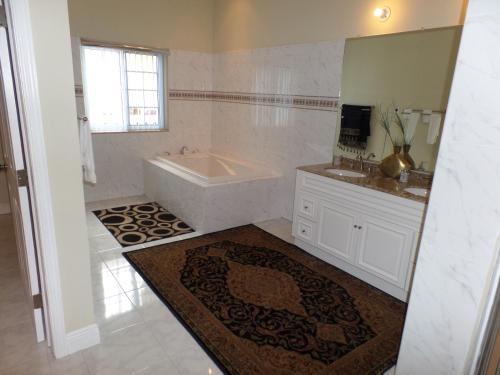 The Royal Kensington 5br Villa