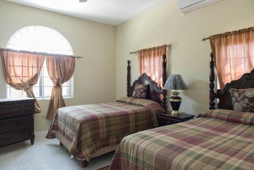 The Royal Kensington 5br Villa