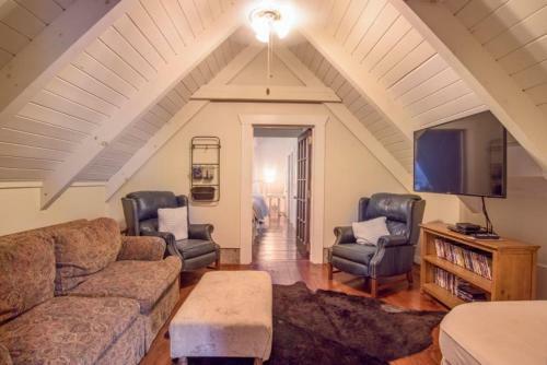 Dovetail Lodge Home
