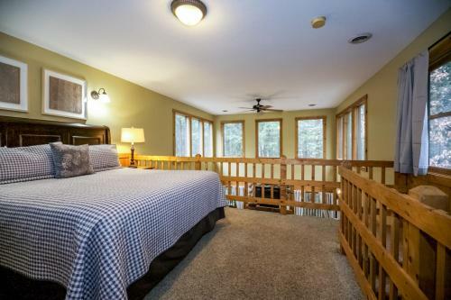 Romance In The Ravine - Hocking Hills Cabin