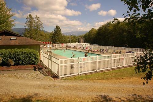 Mount Vernon Camping Resort Studio Cabin 4