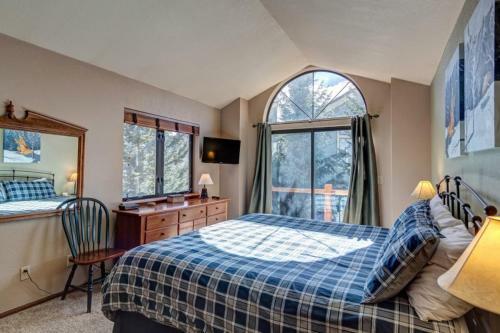 House With Hot Tub, Walk To Town