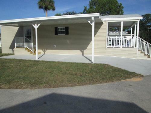 Southern Palms Park Model 13