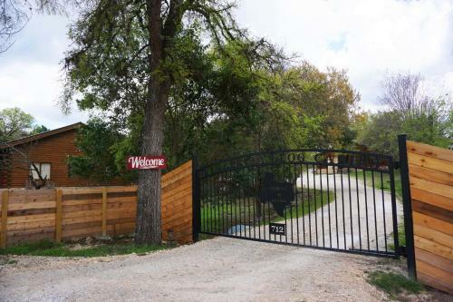Wimberley Log Cabins Resort And Suites - Unit 1