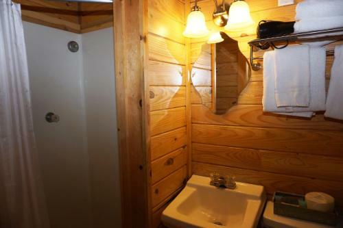 Wimberley Log Cabins Resort And Suites - Unit 1