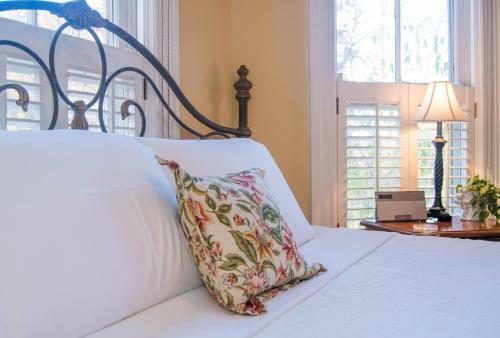Oak Hill On Love Lane Bed And Breakfast Inn