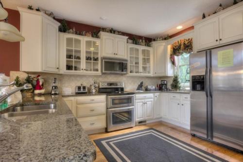 Smoky Mountain Holiday 4 Bedroom Cabin