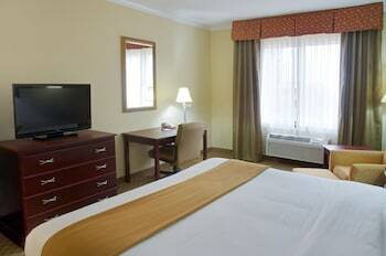 Holiday Inn Express Hotel & Suites Winnie