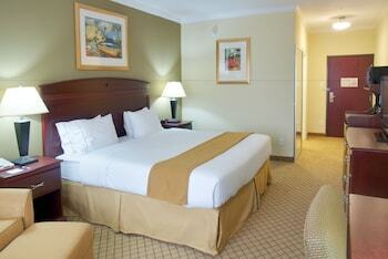 Holiday Inn Express Hotel & Suites Winnie