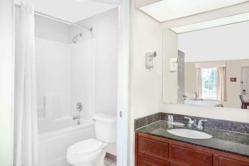 Hotel Baymont Inn & Suites - Roanoke Rapids