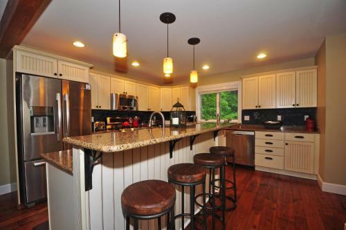 Lakeside Story Six-bedroom Holiday Home