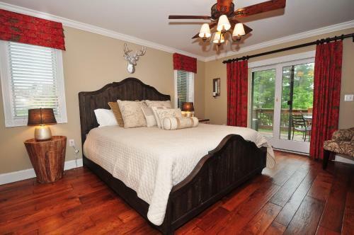 Lakeside Story Six-bedroom Holiday Home