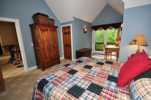 Lakeside Story Six-bedroom Holiday Home