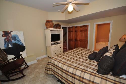 Lakeside Story Six-bedroom Holiday Home