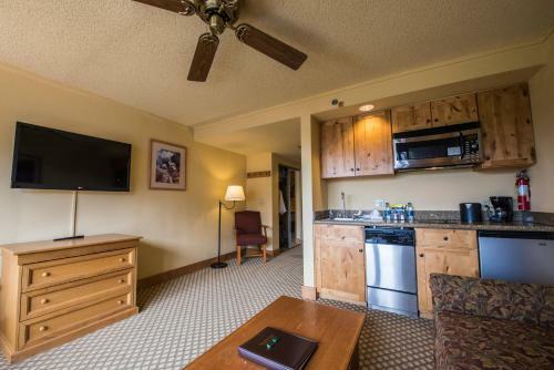 The Grand Lodge Hotel And Suites