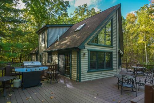 Swimming Bear Lodge Four-bedroom Holiday Home