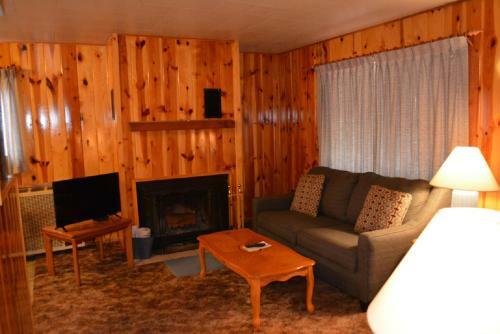 Lodge Whispering Pines Resort
