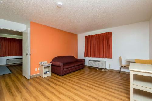 Motel 6 Waterloo