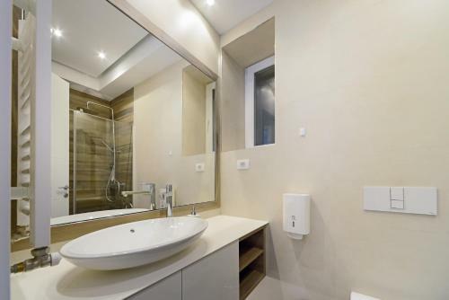 Luxury Center Point Apartment