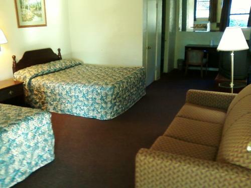 Shady Oaks Motel