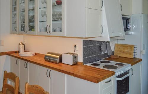 Three-bedroom Holiday Home In Farentunna