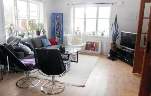 Three-bedroom Holiday Home In Molnbo