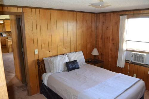 Motel White Eagle Inn & Family Lodge