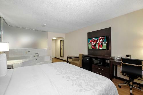 Hotel Red Roof Inn Plus+ & Suites Opelika