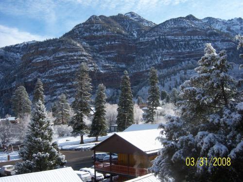 Motel Box Canyon Lodge And Hot Springs