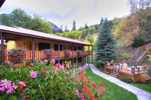 Motel Box Canyon Lodge And Hot Springs