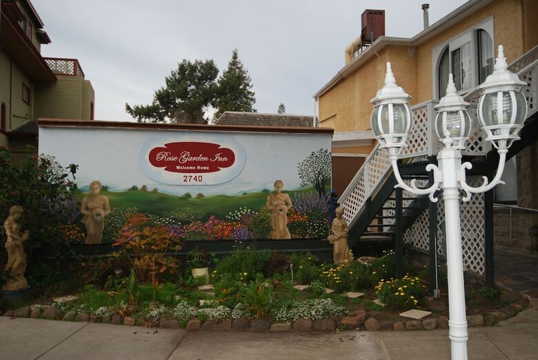 Hotel Rose Garden Inn