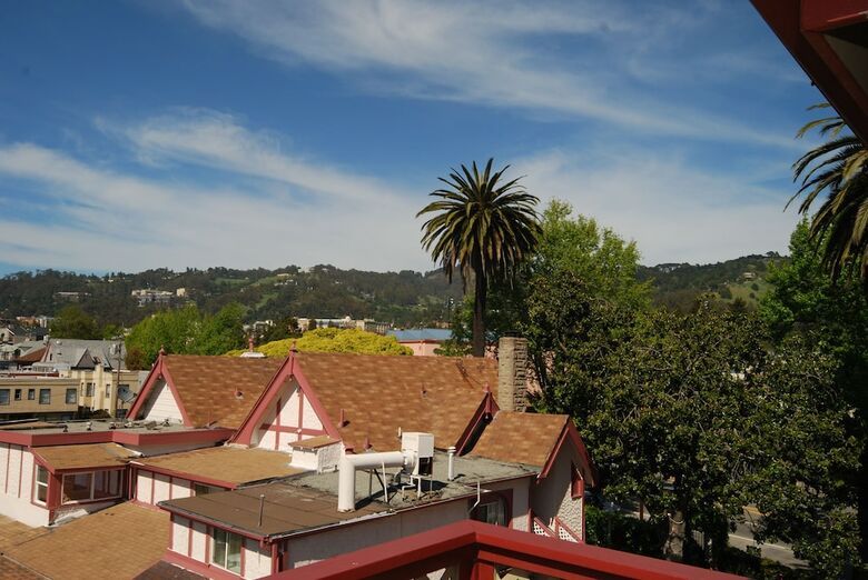 Hotel Rose Garden Inn