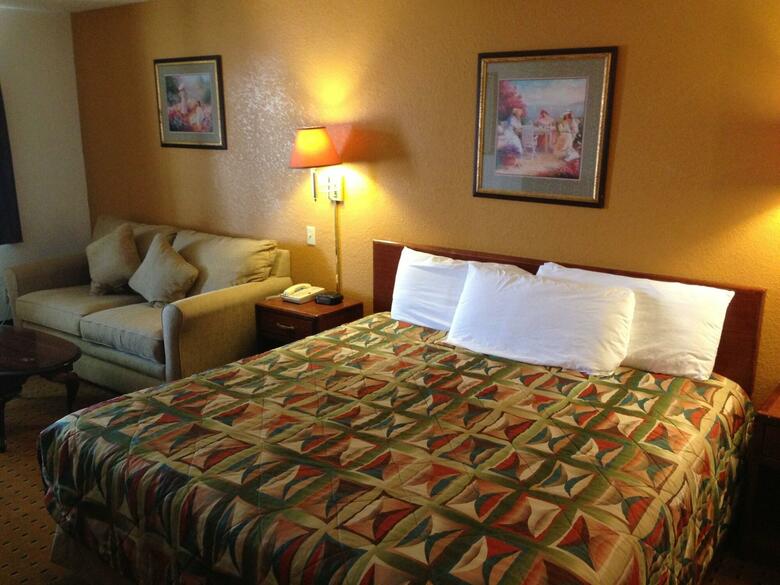 Hotel Brentwood Inn & Suites
