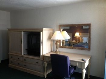 Hotel America's Best Inn & Suites