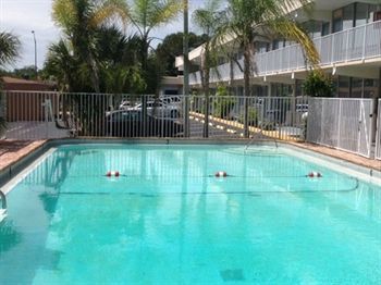 Hotel America's Best Inn & Suites