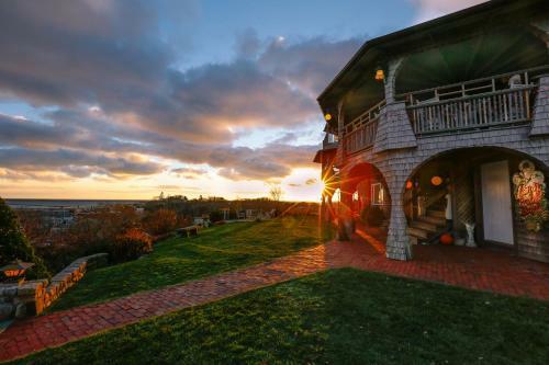 Posada Land's End Inn