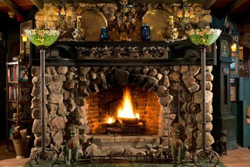Posada Land's End Inn