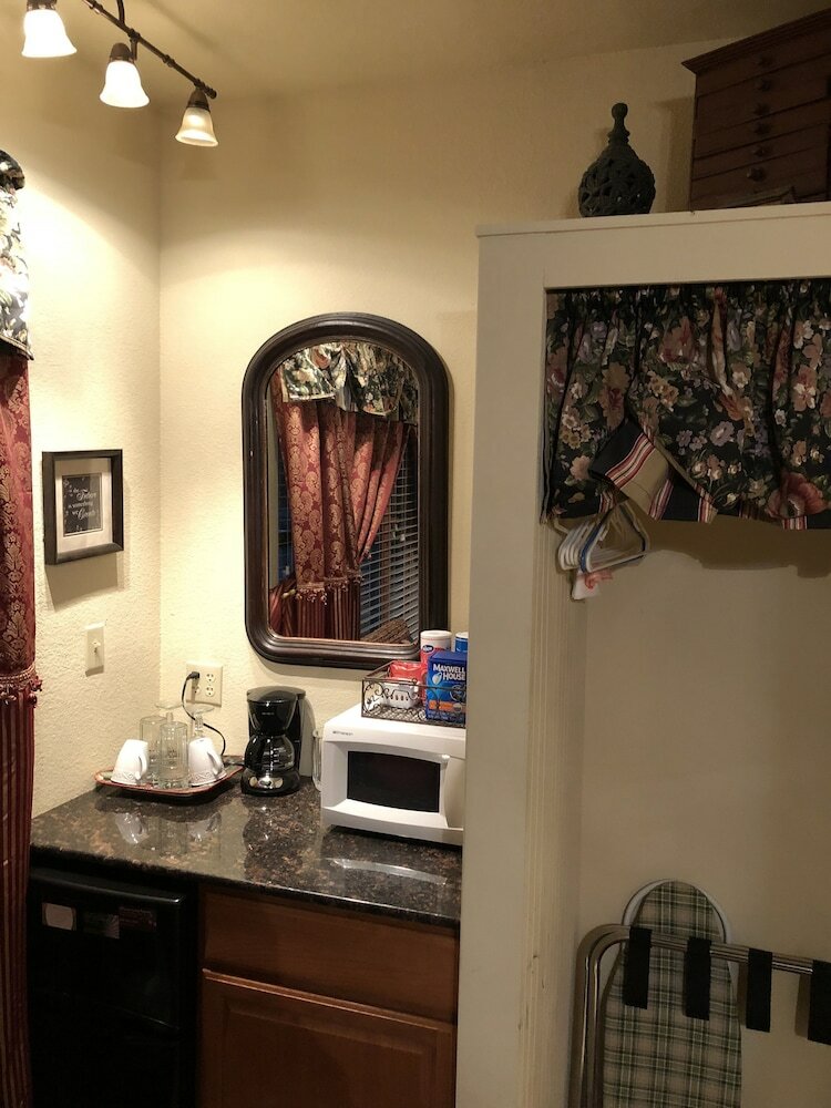 Bed & Breakfast All Seasons Inn