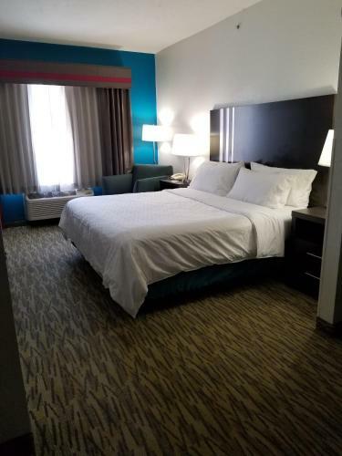 Holiday Inn Express Hotel & Suites Omaha West