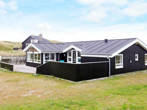 Four-bedroom Holiday Home In Hvide Sande 2