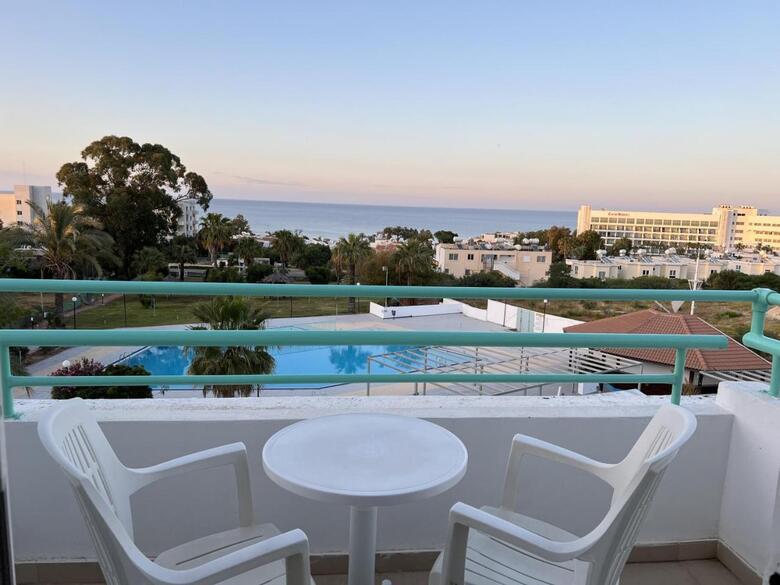 Hotel Adelais Bay